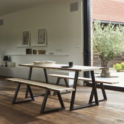 dans un salon table et bancs avec des pieds metal trapzeze