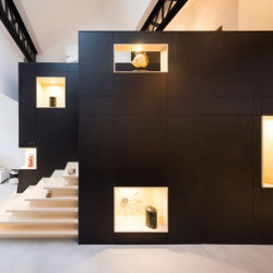 Découpes multiples dans un panneau MDF teinté masse Noir Valchromat 2440 x 1830 mm - image de situation 1